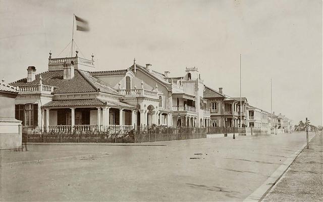 59. 1870年代ごろの神戸外国人居留地5番地に建つ、オランダ領事館とオランダ通商協会のオフィス。(作者不詳, 鶏卵紙, Statige gebouwen aan de Bund te Hiogo in de provincie Settsu, Nippon op de westelijke oever van de Baai van Osaka, 1870s, Coll.no. RV-2732-16b-8, Collection Nationaal Museum van Wereldculturen オランダ国立世界文化博物館.) 1870年代ごろの神戸外国人居留地5番地に建つ、オランダ領事館と オランダ通商協会のオフィス。