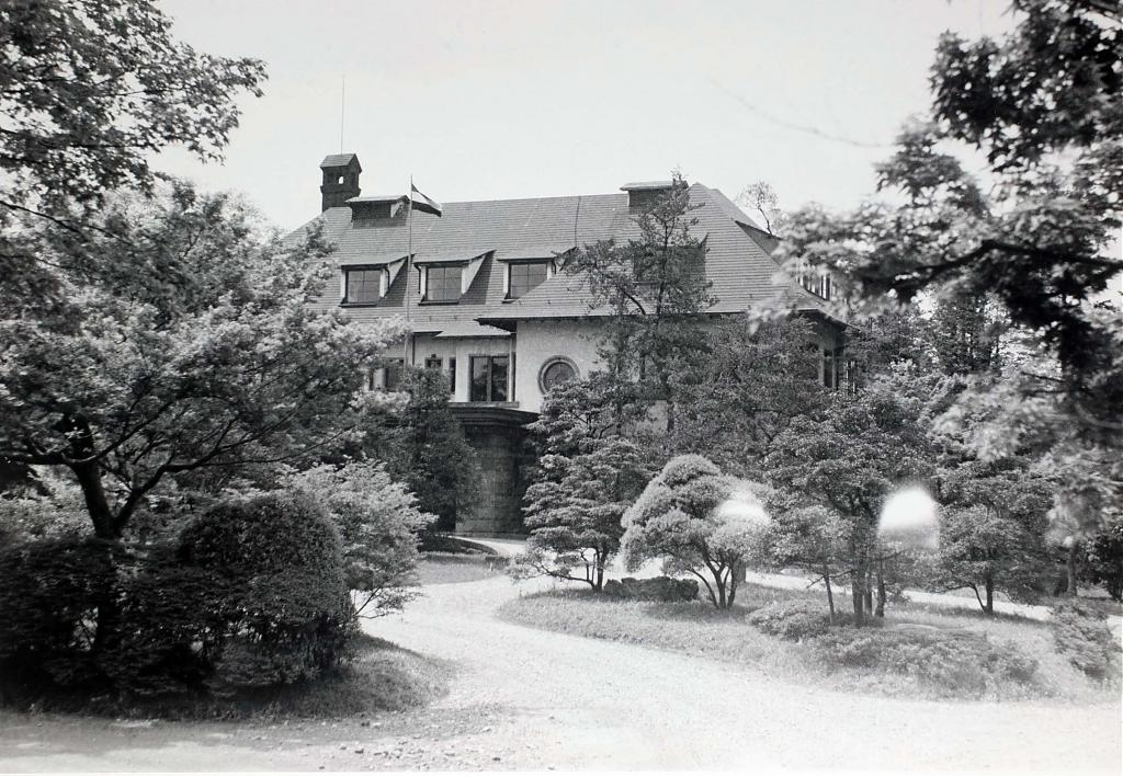 1950年代初頭、オランダハウスに掲げられたオランダ国旗。