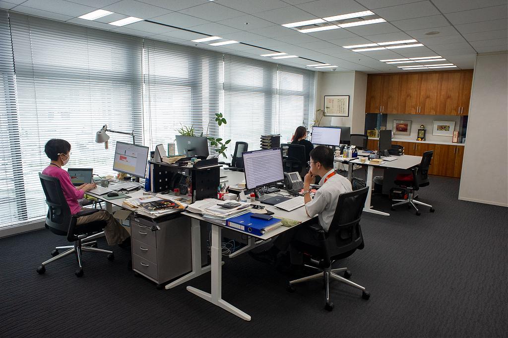 2022年6月、在大阪オランダ総領事館で働くスタッフの様子。