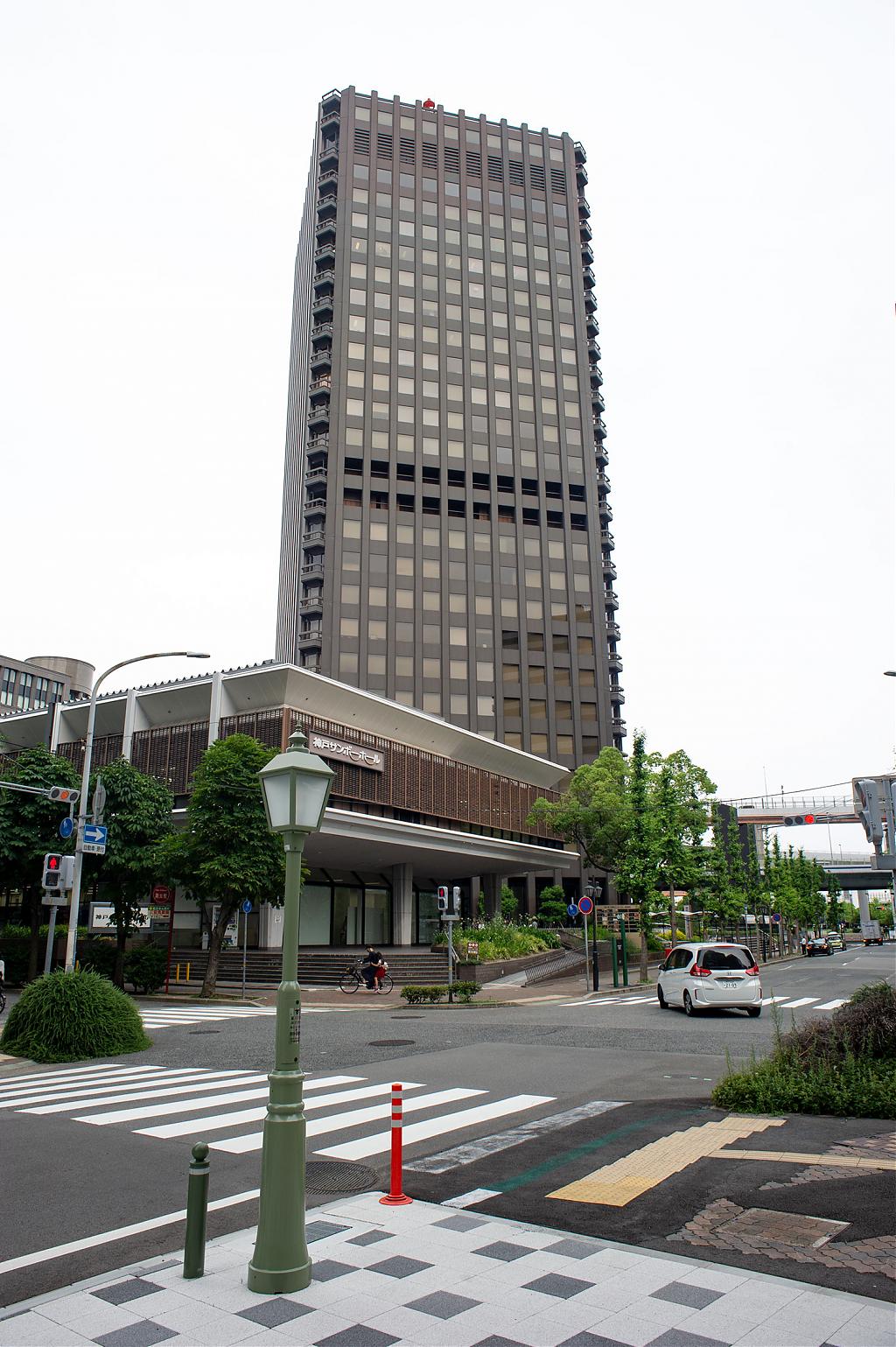 浜辺通の神戸商工貿易センタービル。