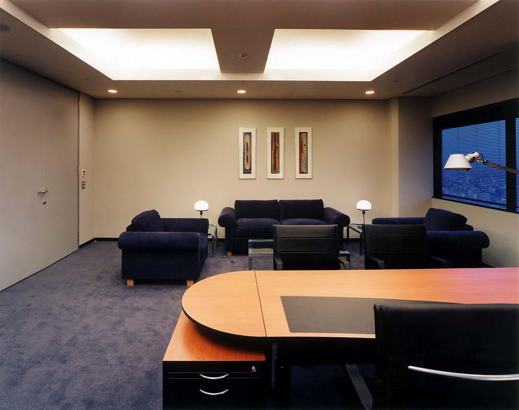 ツイン21MIDタワー33階にある総領事オフィス。