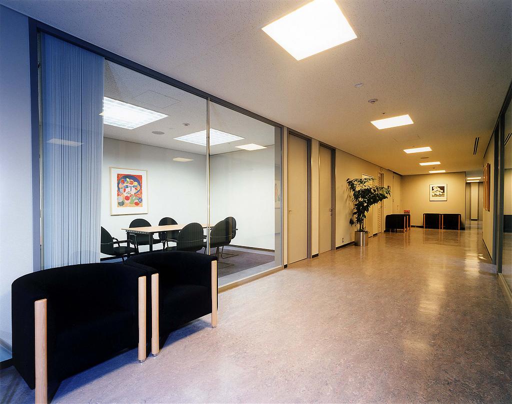 ツイン21MIDタワー33階、総領事館のメインホール。