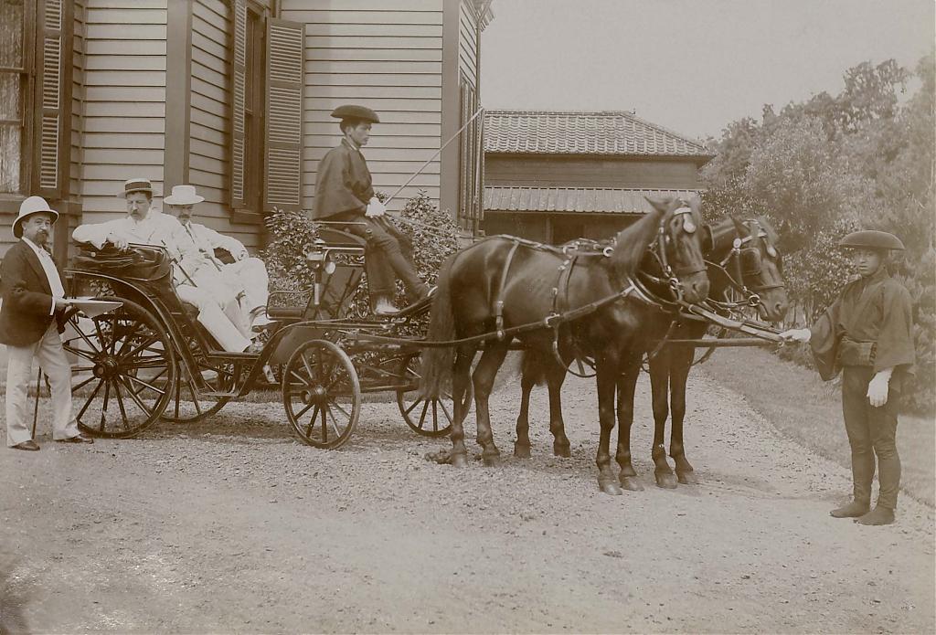  1893年、オランダ特命全権公使の馬車の写真には、公使館裏に和風の建物が見える。