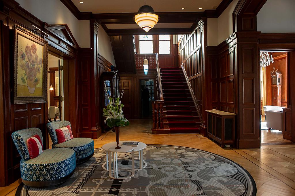 オランダ大使公邸内部、玄関ホール(2022年)。