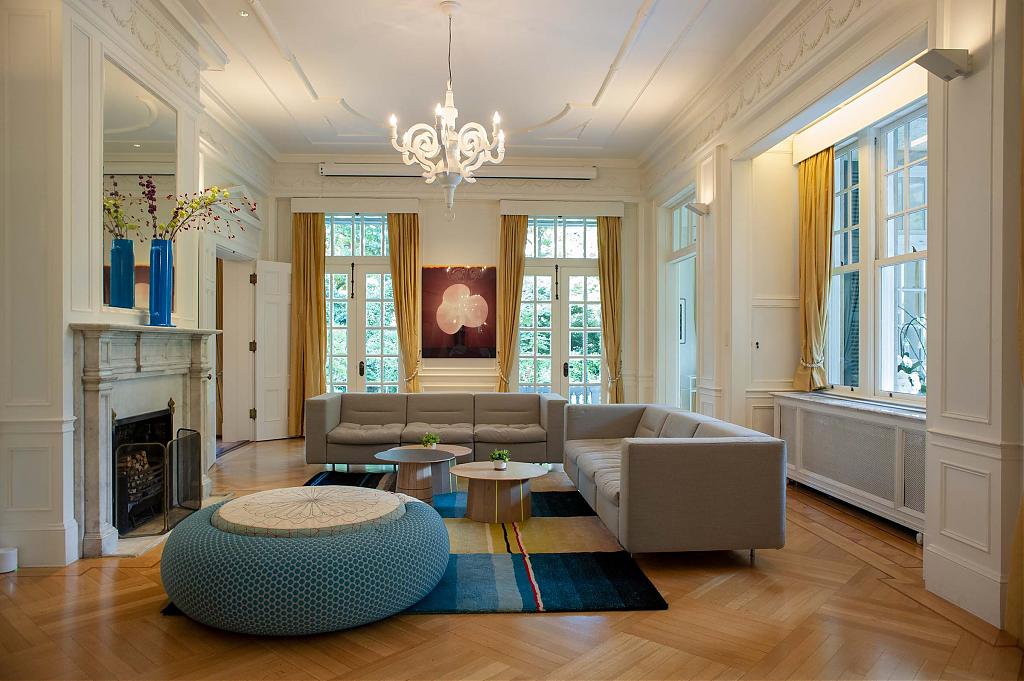 オランダ大使公邸内部、リビング(2022年)。