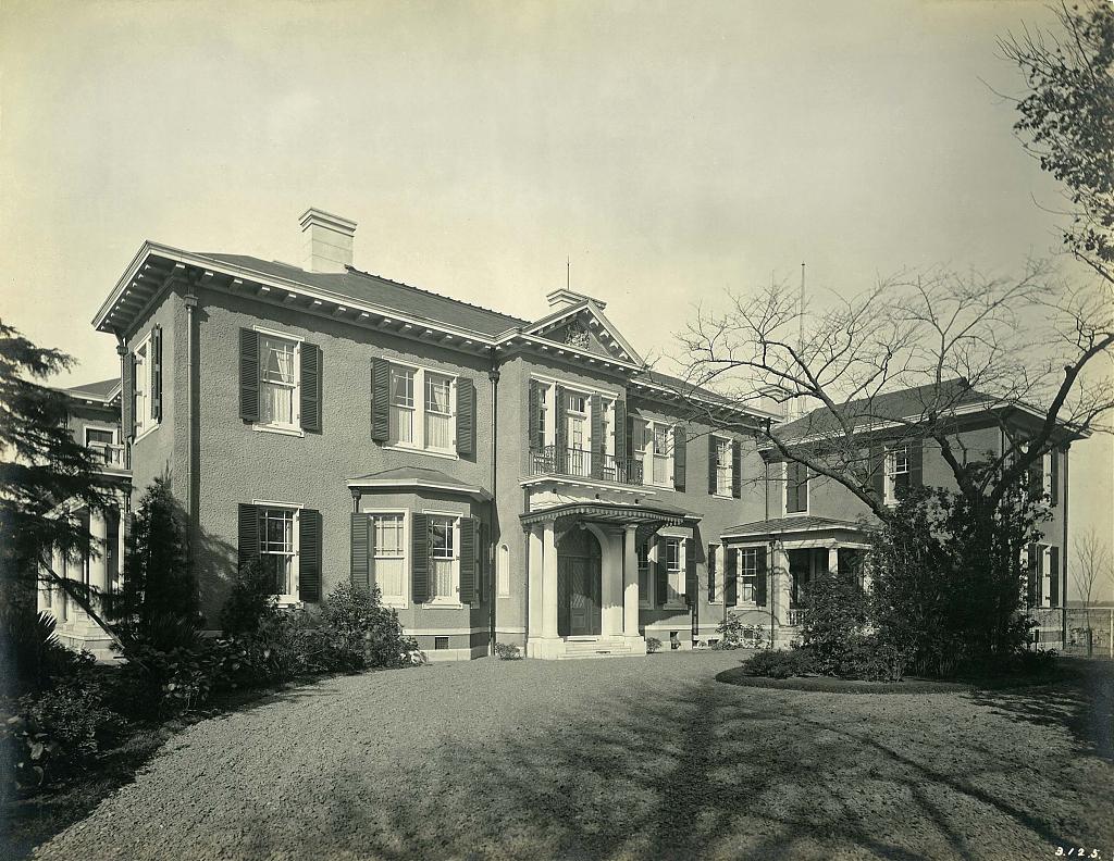 東京、オランダ公使館本館正面図( 昭和3年)。