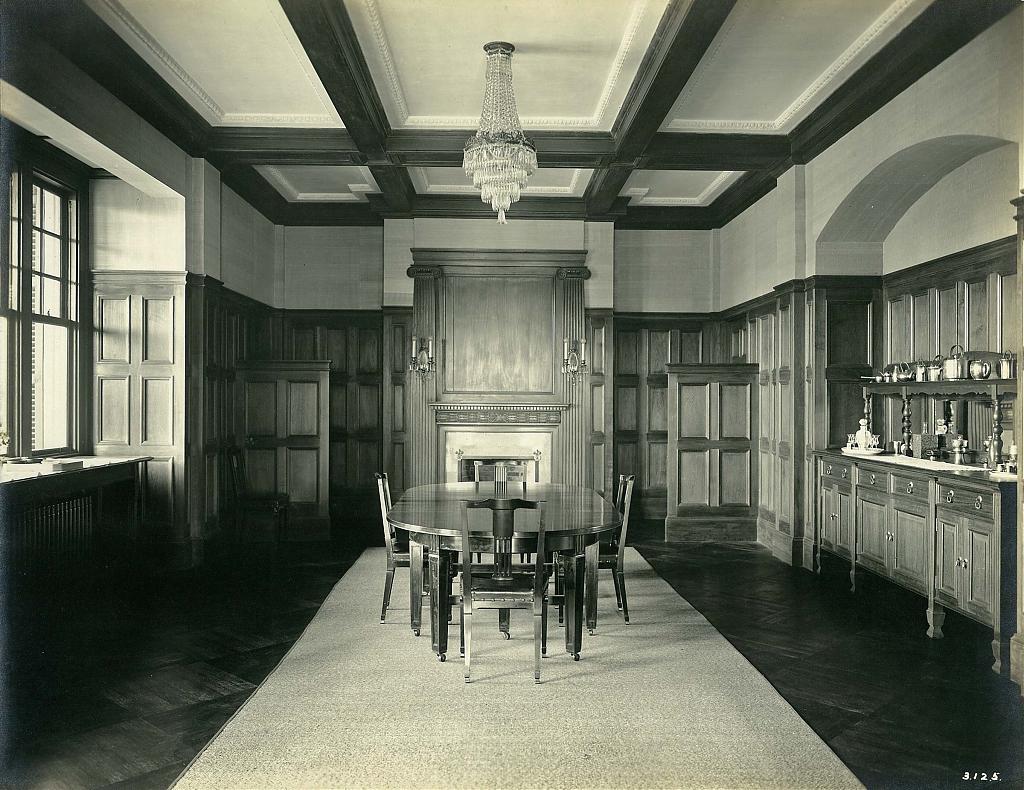 東京、オランダ公使館本館の庭に面した部屋の北半分( 昭和3年)。