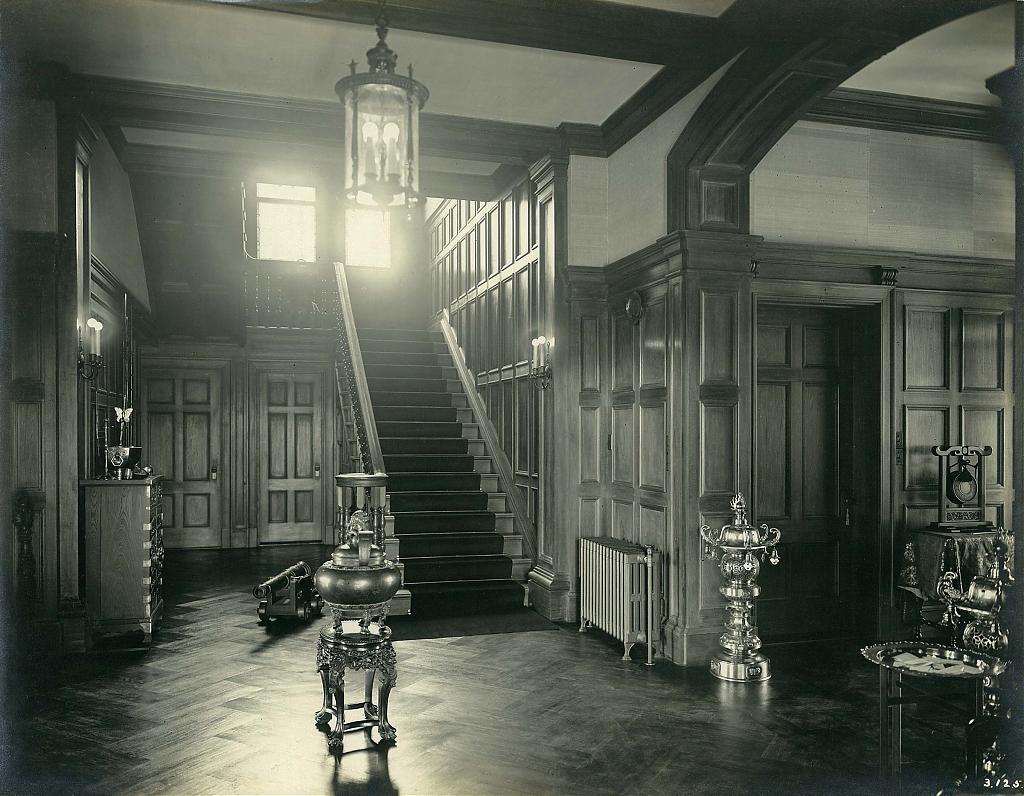 東京、オランダ公使館本館の2階へ上がる階段のある玄関ホール( 昭和3年)。