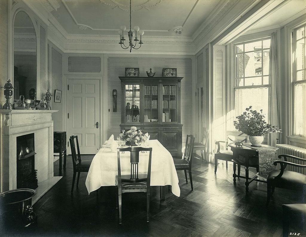 東京、オランダ公使館本館の邸宅のダイニングルーム( 昭和3年)。