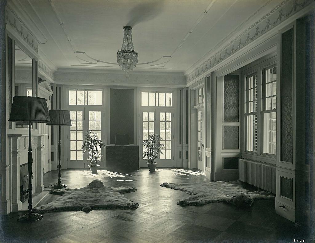 東京、オランダ公使館本館の庭に面した部屋の南半分( 昭和3年)。