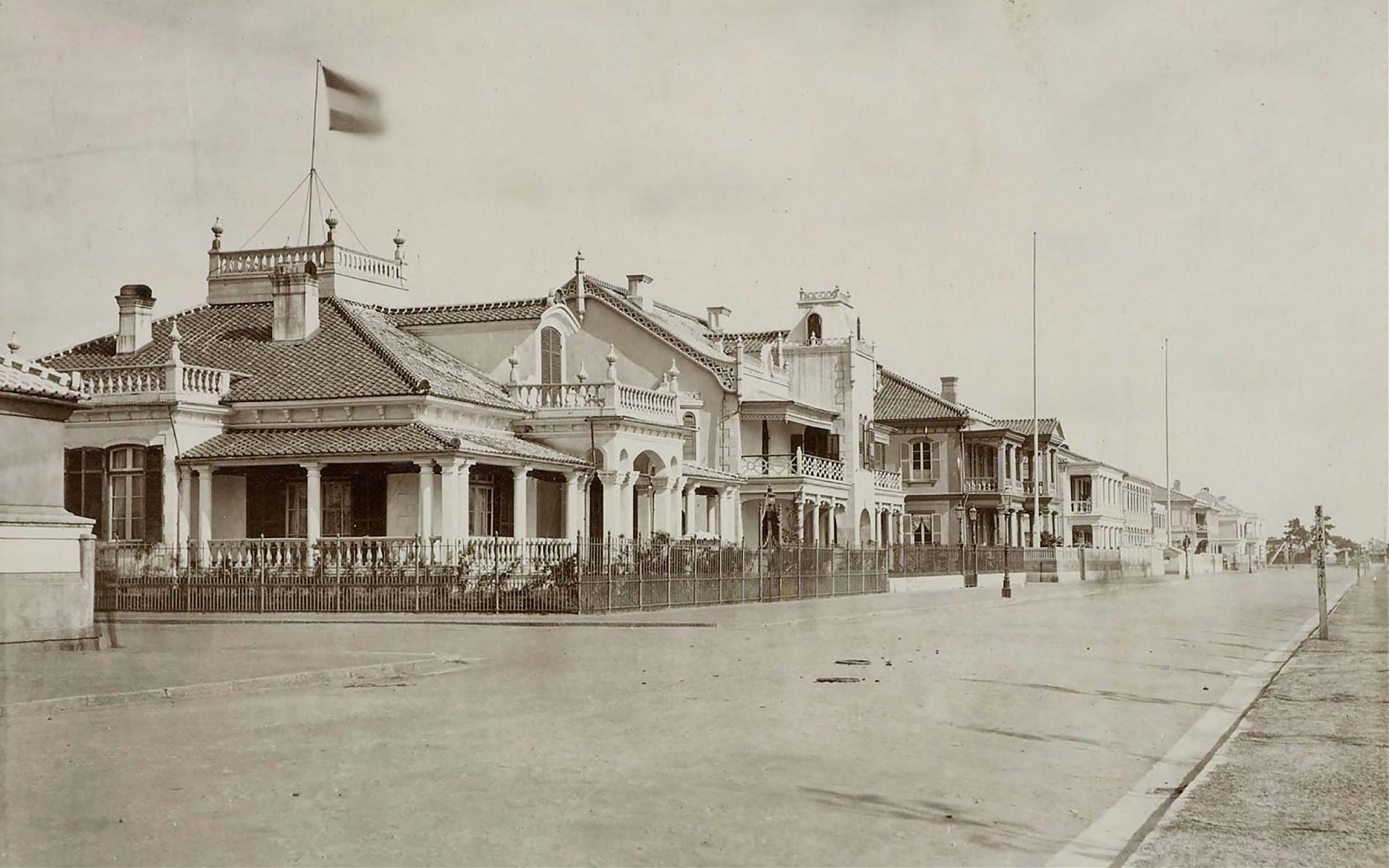 1870年代ごろの神戸外国人居留地5番地に建つ、オランダ領事館と オランダ通商協会のオフィス。